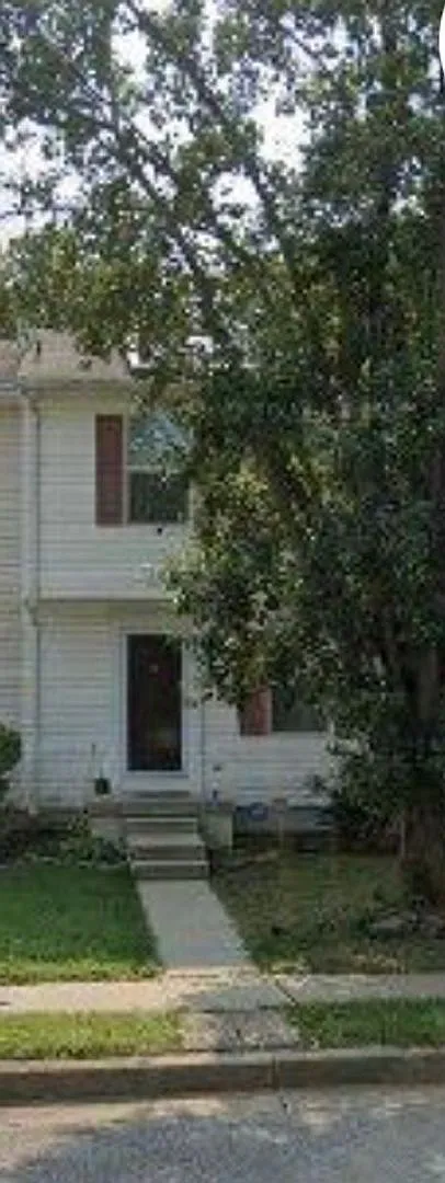 Spacious Townhome for Rent! Finished Basement! W/D! Available Now! — Photo 1