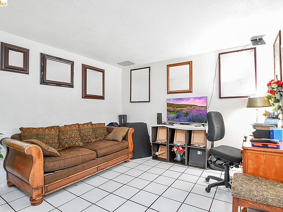 2nd image of 141 E 15th St