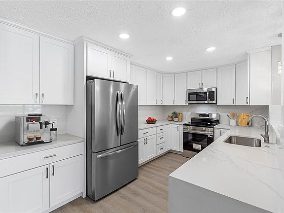 5th image of 100 BLUFF VIEW DRIVE #404C