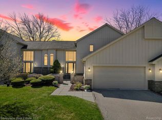 37620 N Laurel Park Dr, Livonia, MI