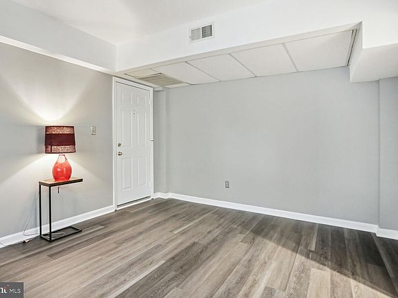 4th image of 1736 Queens Ln #3-190