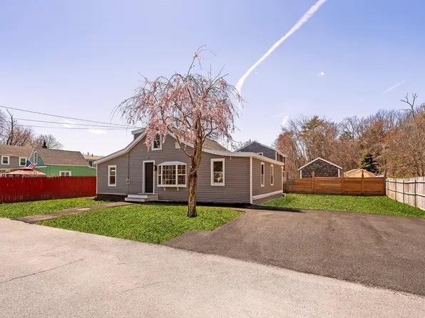 21 Evergreen St, Dartmouth, MA 02747