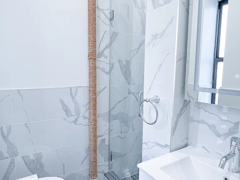 228 W 18th St #21 — Photo 6