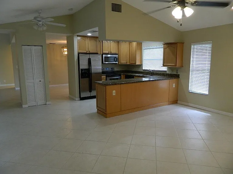 4002 NW 73rd Ave — Photo 7