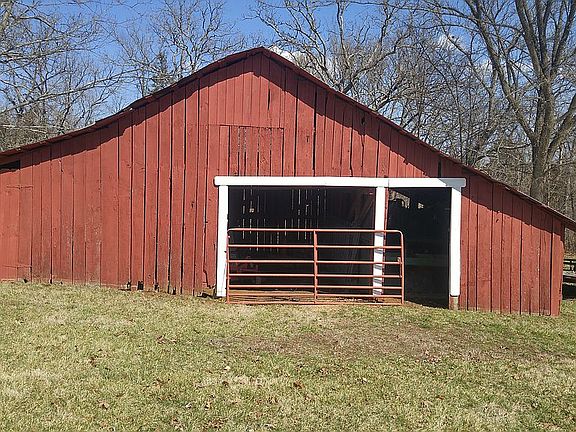 Cute Barn, plenty of storage
