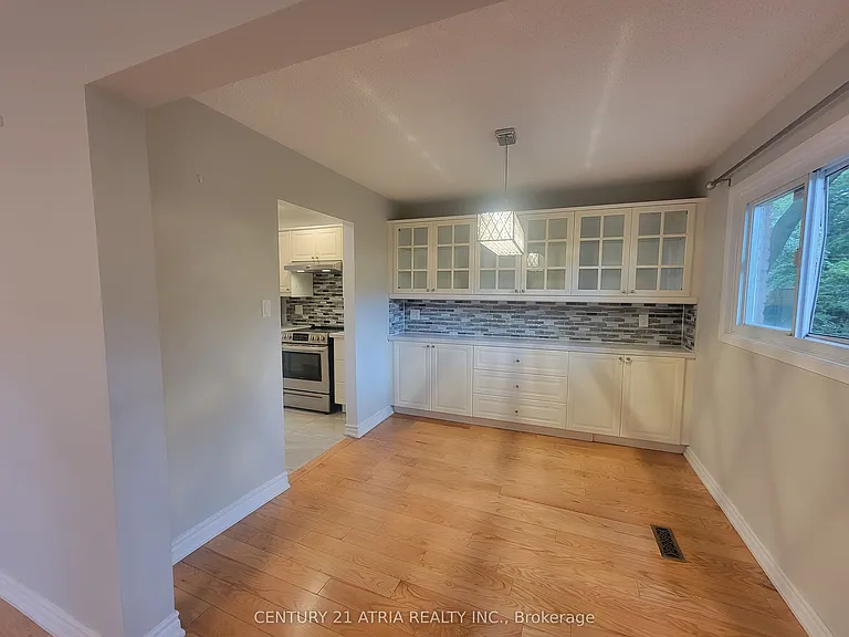 28 Holsworthy Cres — Photo 8
