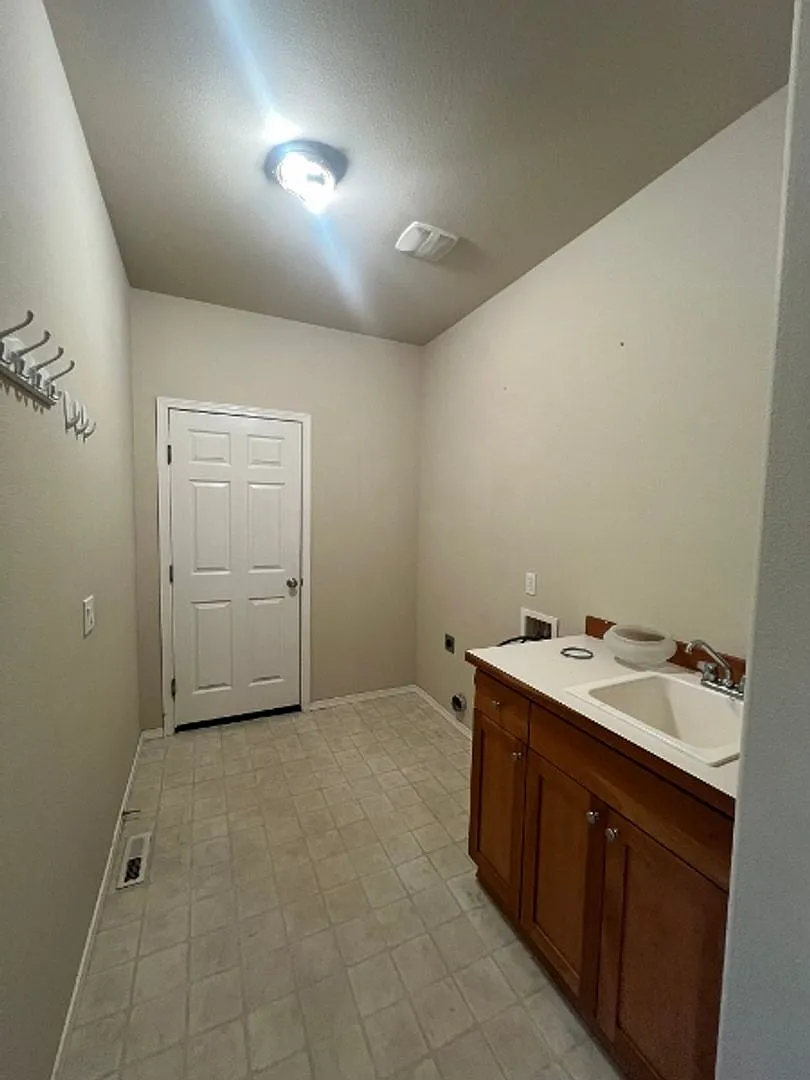 Spacious Olympia 3BD+Den - New Carpet & Paint — Photo 3