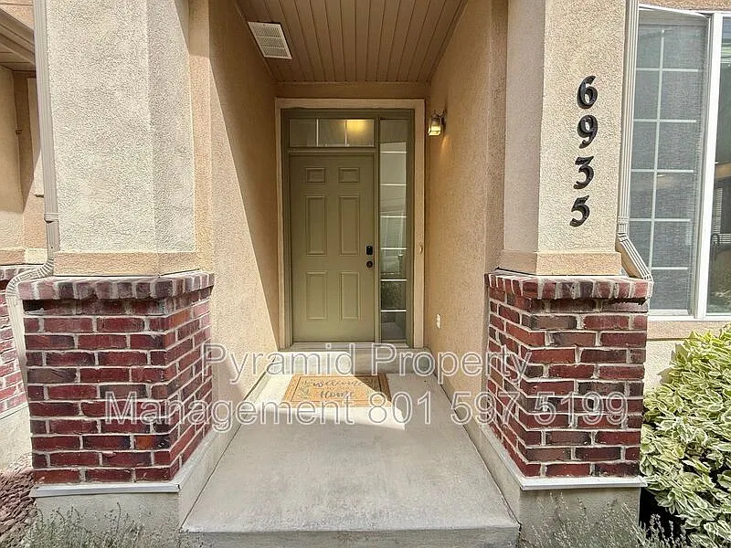 3 bed, 2.5 bath, 1400 sqft, $2,200 — Photo 3