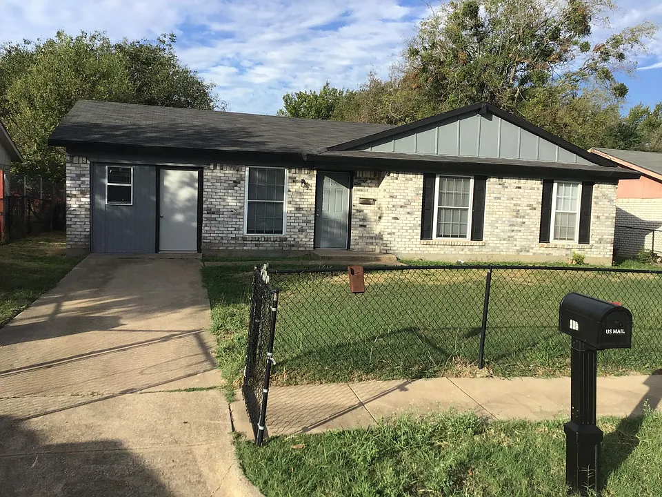 405 Redbud Ln