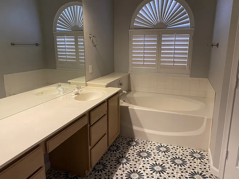 3358 E Wickieup Ln — Photo 14