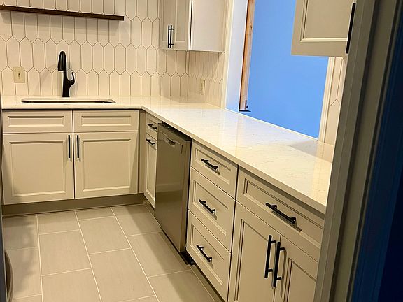 Kitchen w/portal to dining