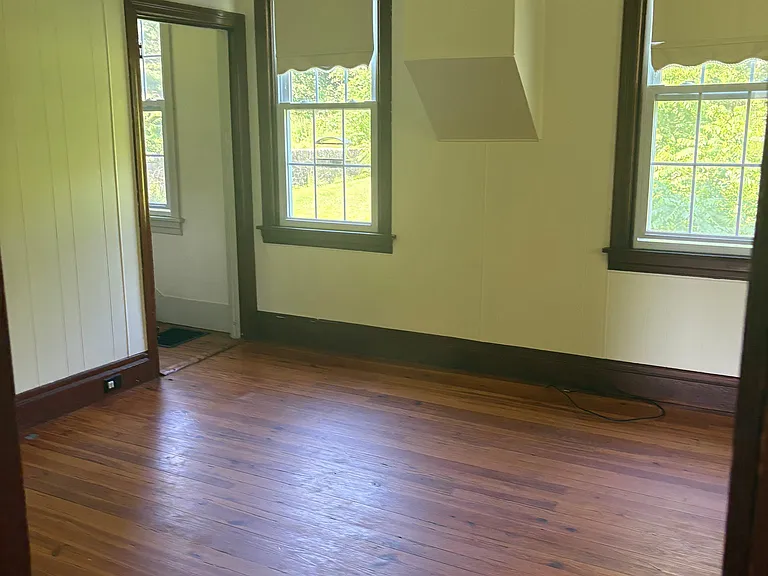 403 Old Ferry Rd — Photo 2