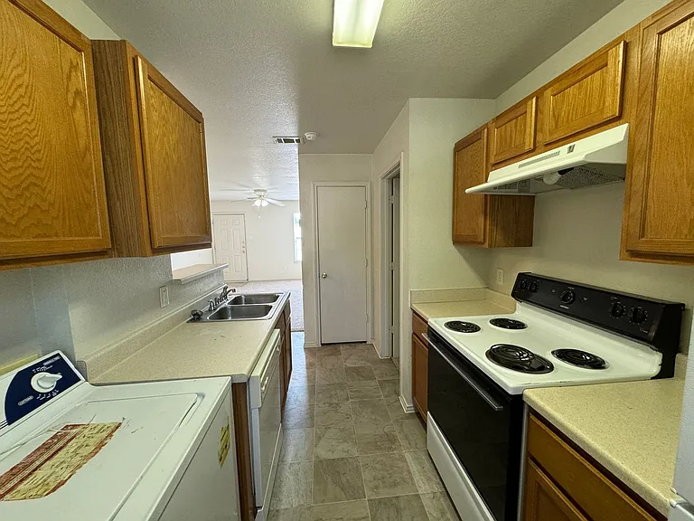 413 Creek St — Photo 8