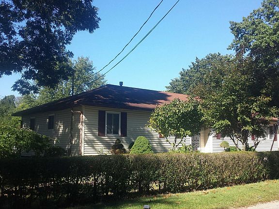 3rd image of 703 Evergreen Blvd