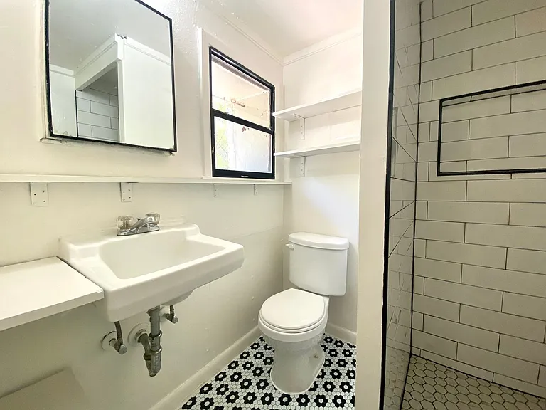 309 E 32nd St — Photo 13