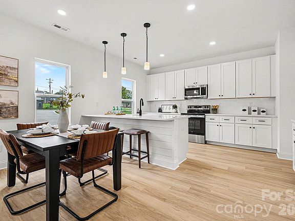 4th image of 402 Pleasant Ave