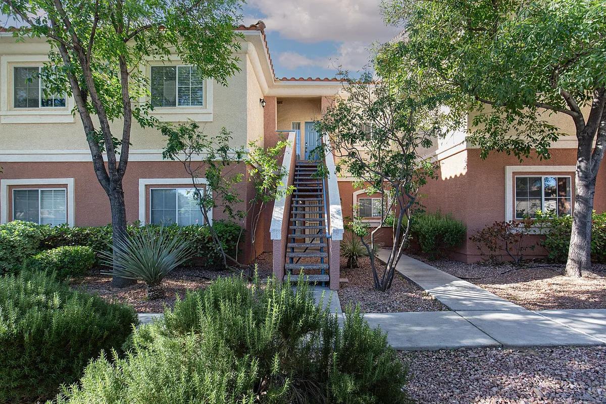 Building Photo - 10553 Pine Glen Ave #205