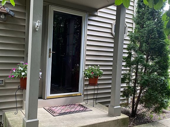 2nd image of 27W274 Jefferson Ct #274