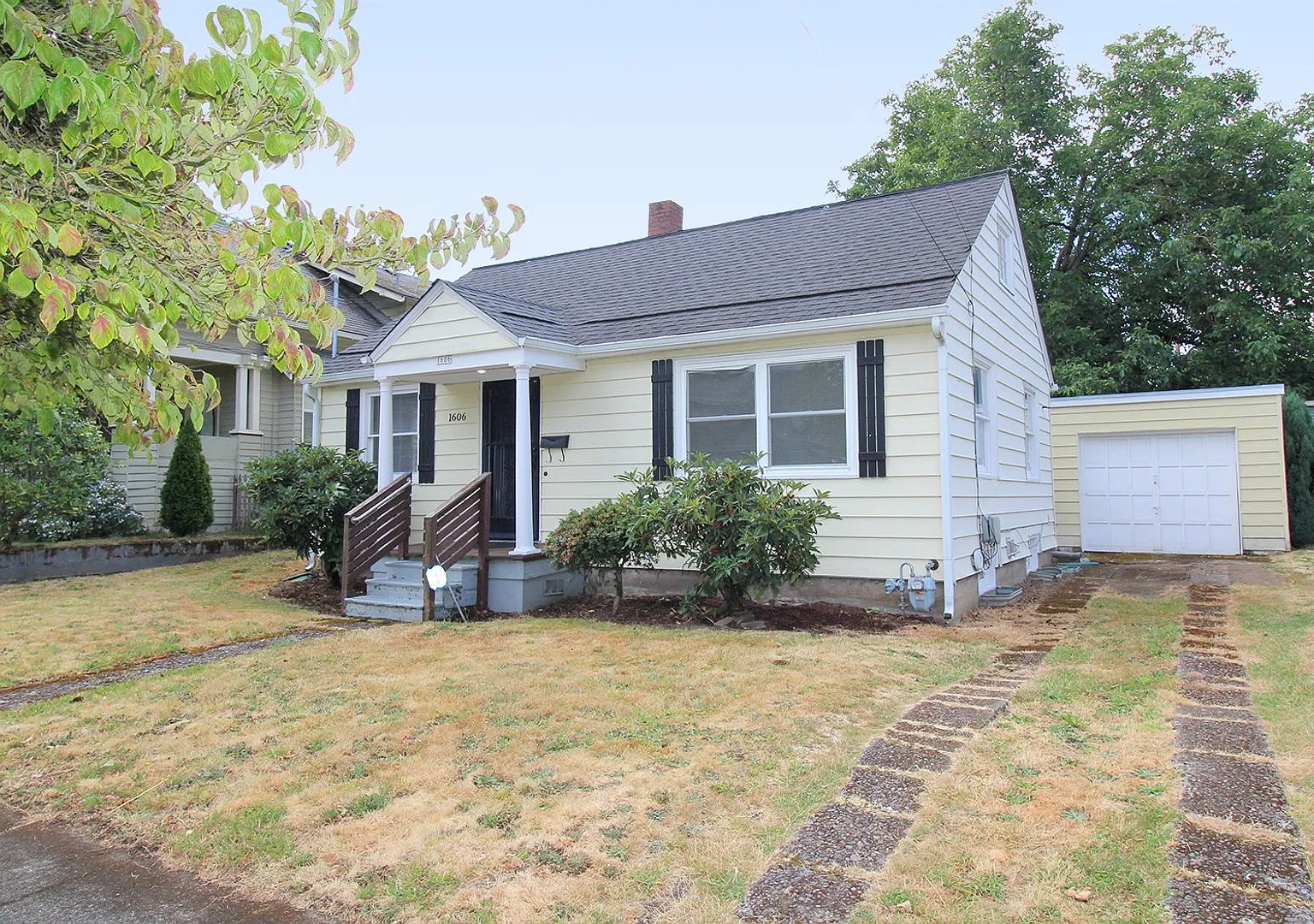 Great Overlook 2 Bedroom Bungalow - Steps to Max — Photo 1