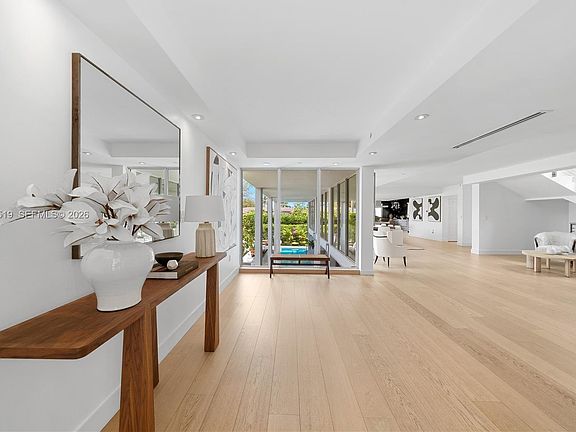 4th image of 215 Palm Ave