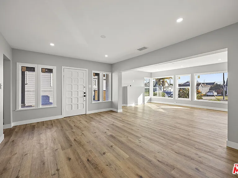 5465 S Victoria Ave — Photo 3