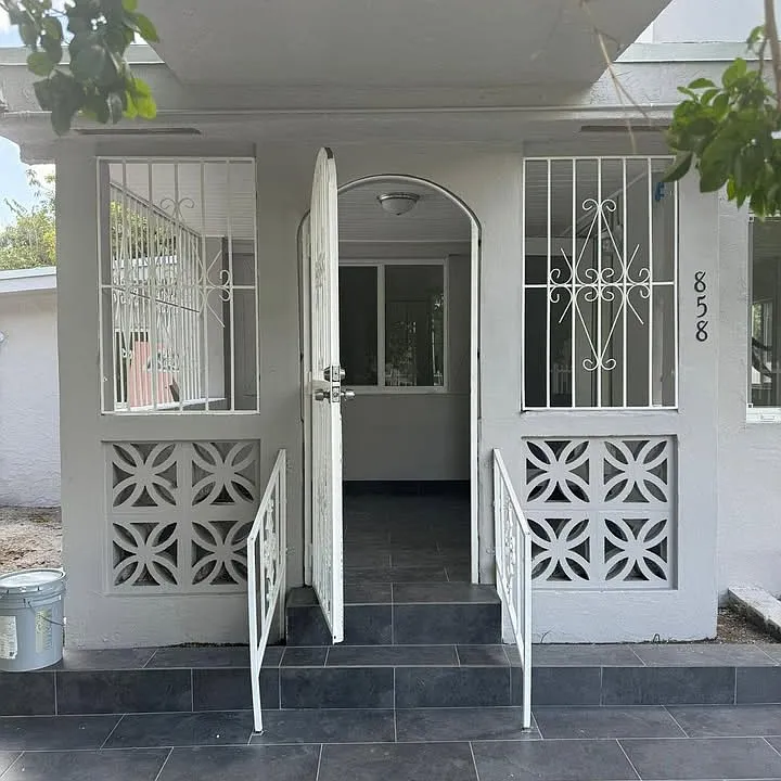 858 NW 29th Ter