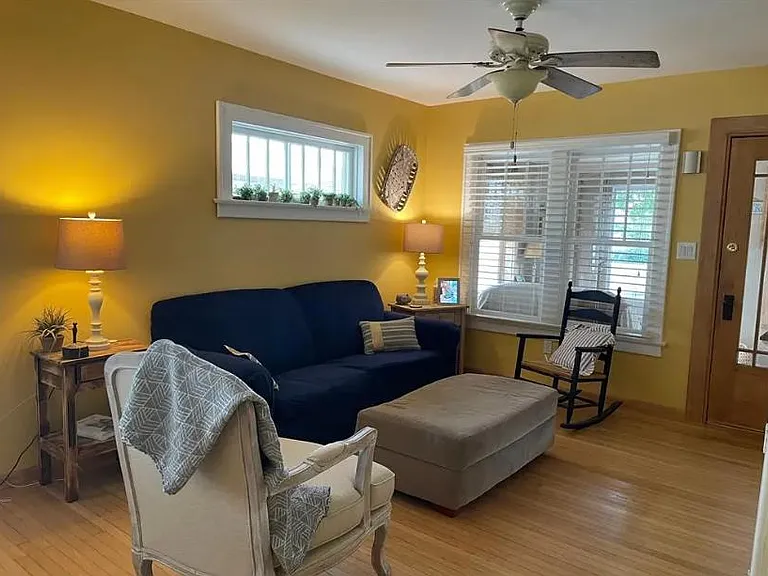426 Howard Ave — Photo 5