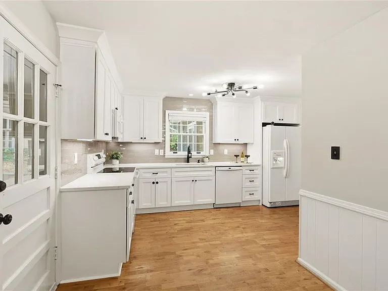 435 Stonebridge Dr — Photo 3