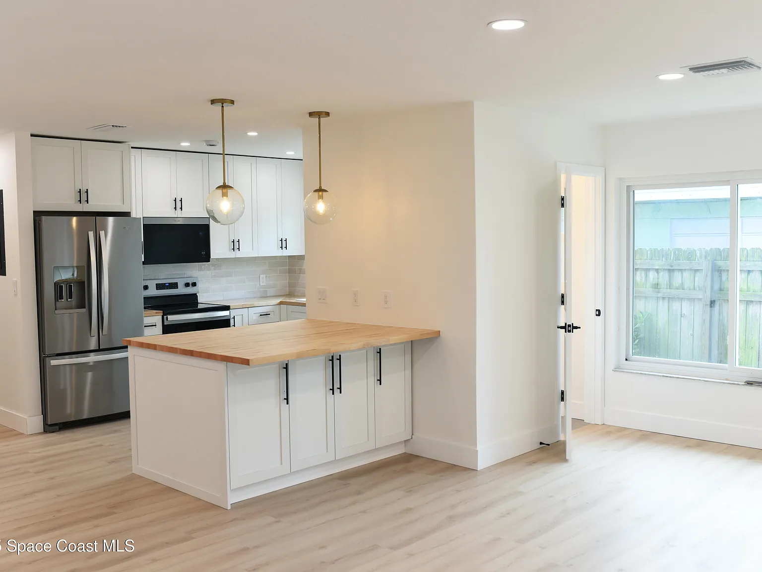 2 bed, 1.5 bath, 902 sqft, $2,450 — Photo 1