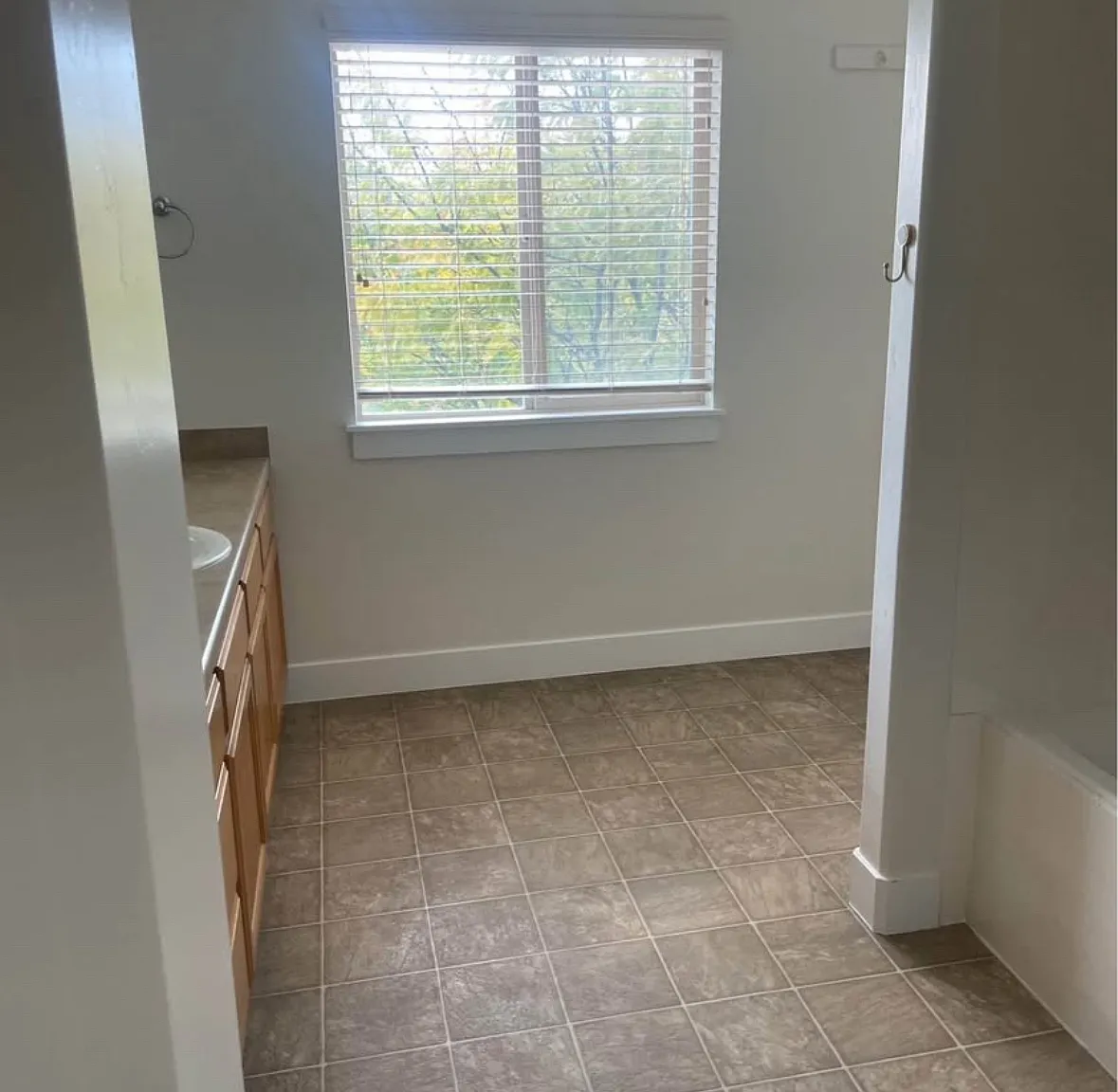 3 bed, 2.5 bath, 2389 sqft, $2,100 — Photo 3