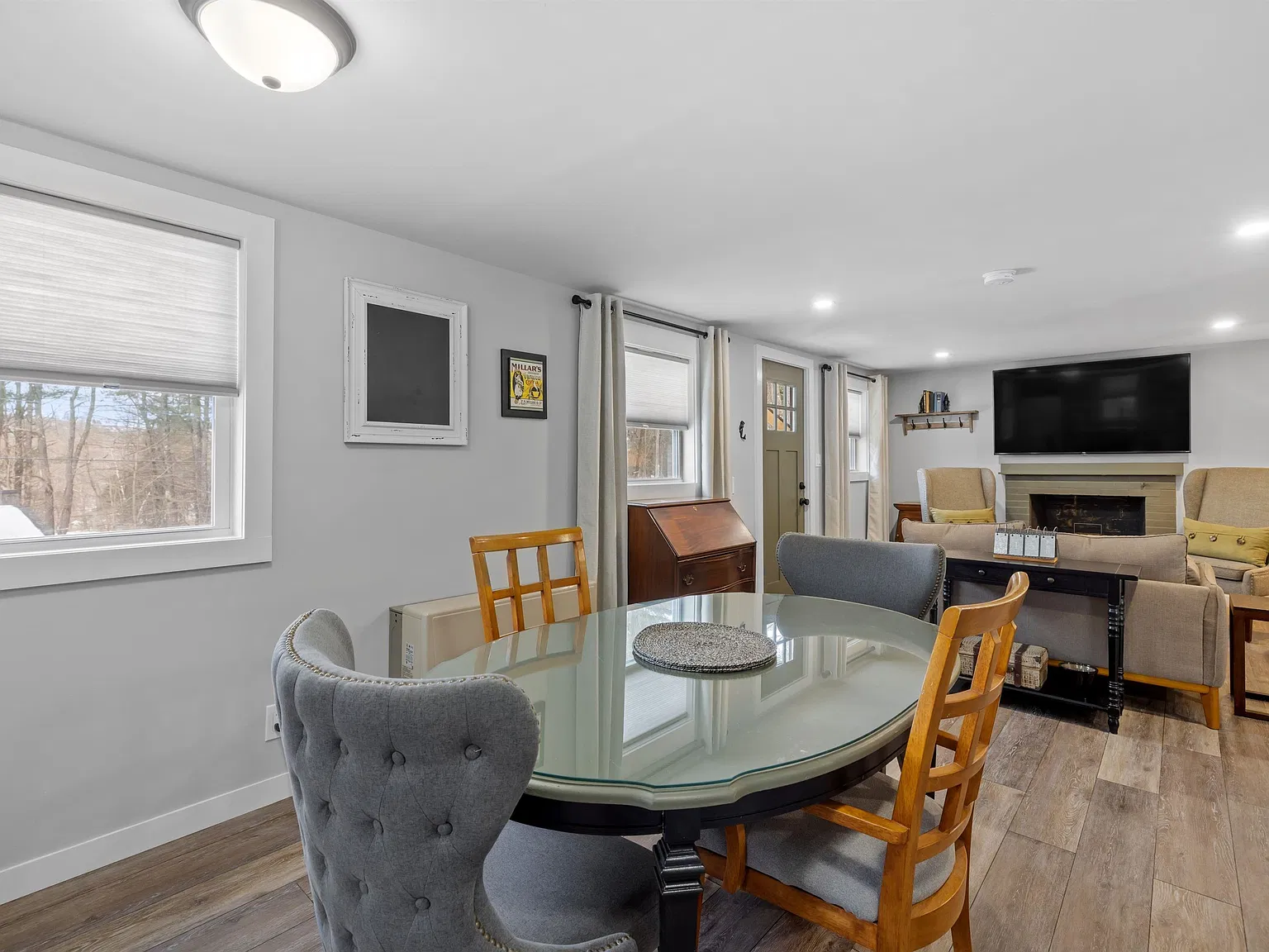 1 bed, 1.0 bath, 672 sqft, $3,000 — Photo 2