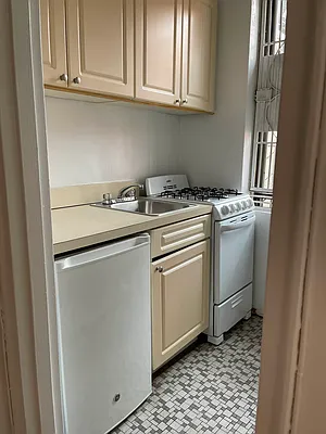 Rented by Eric Goodman Realty Corp | media 10