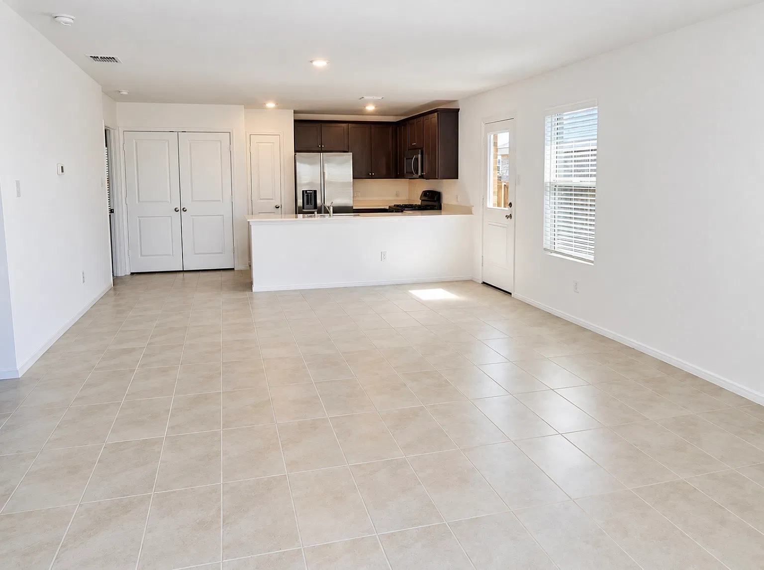 3 bed, 1320 sqft, $2,100 — Photo 3