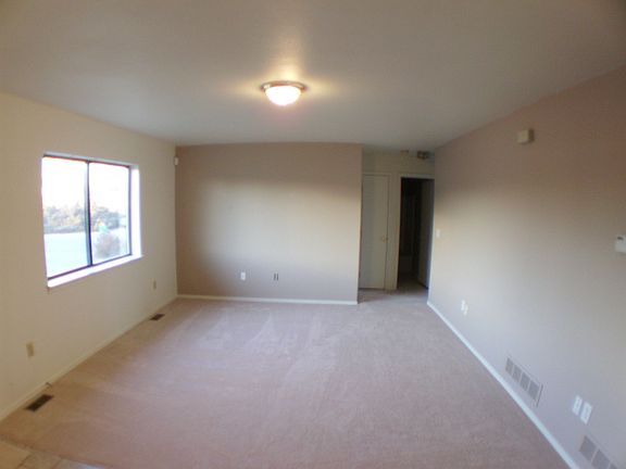 3rd image of 705 Lilac Dr
