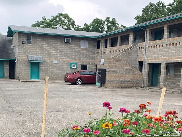 1 bed, 1.0 bath, 700 sqft, $850 — Photo 1