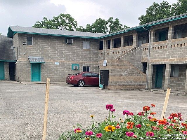 1st image of 122 Roundtree Ln APT 5