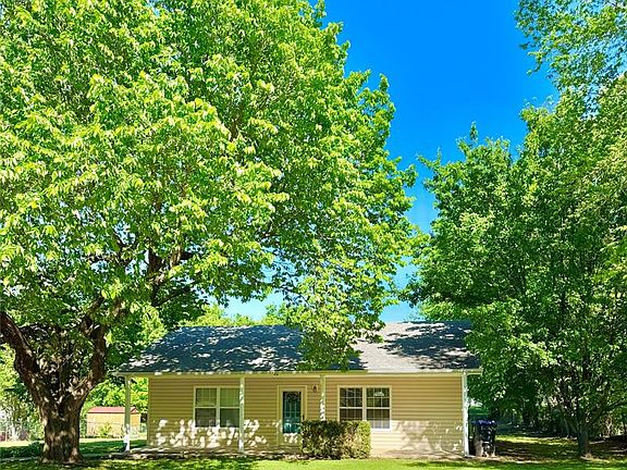 2nd image of 818 N Cleason Ave