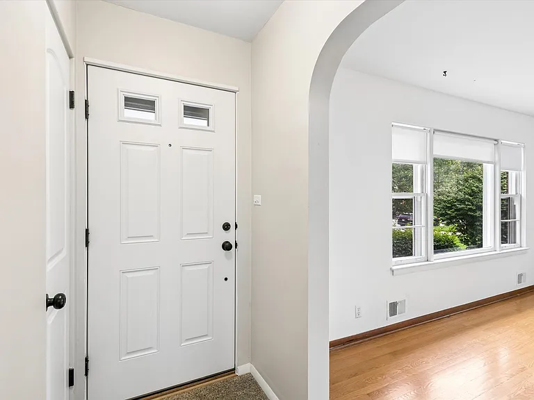 805 N Mitchell Ave — Photo 3