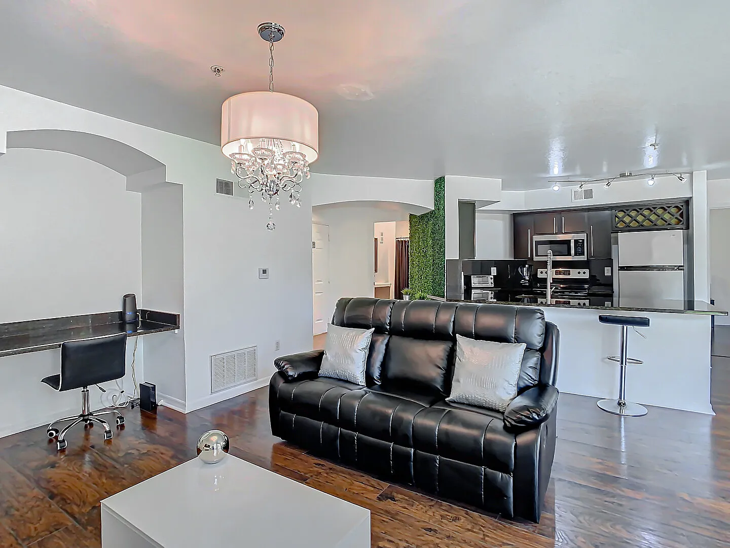 Beautiful & Furnished 1-Bedroom Condo in Orlando — Photo 4