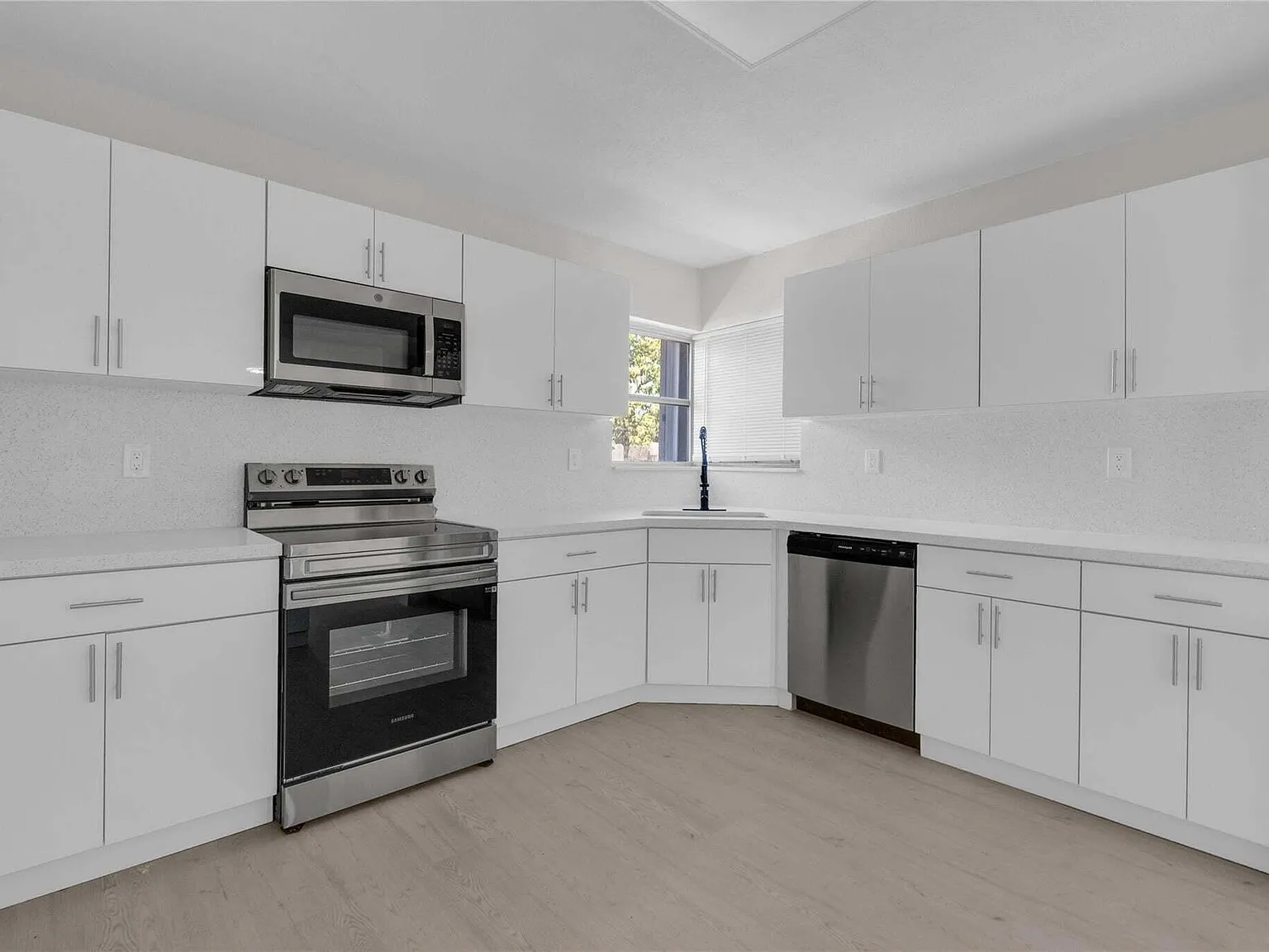 3 bed, 2.0 bath, 1769 sqft, $3,700 — Photo 2