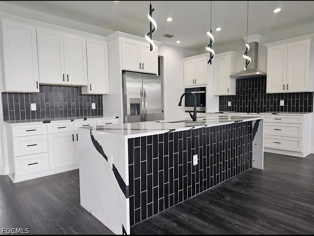 3 bed, 2.0 bath, 1833 sqft, $2,100 — Photo 2