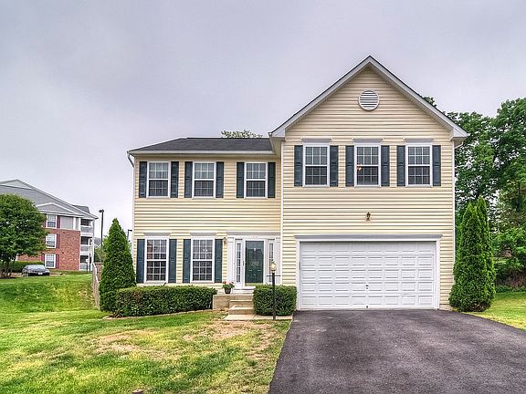 2nd image of 1004 Edgewater Ct