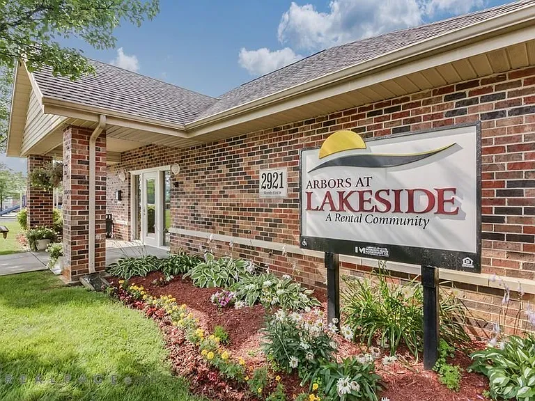 2921 Woods Cir #2921 — Photo 3