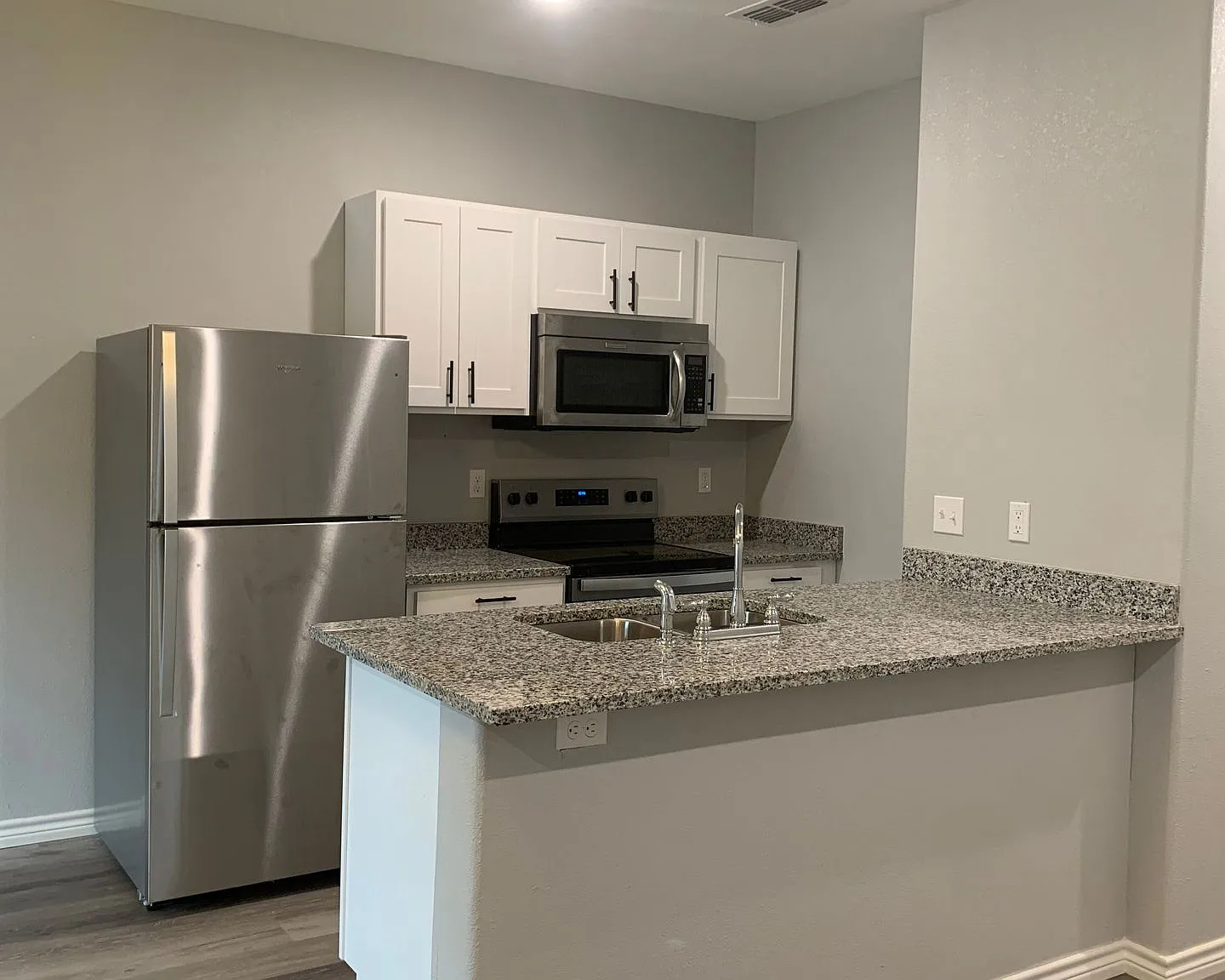 One Bedroom Open Floor Plan — Photo 2
