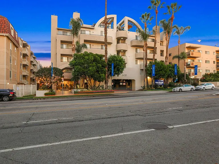 Palm Royale Apartments — Photo 23