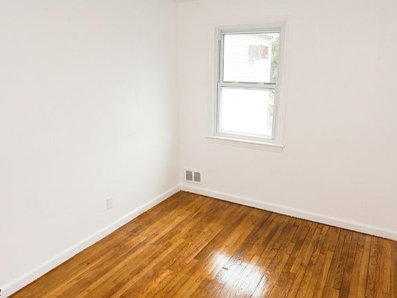 4th image of 5 Babcock Pl