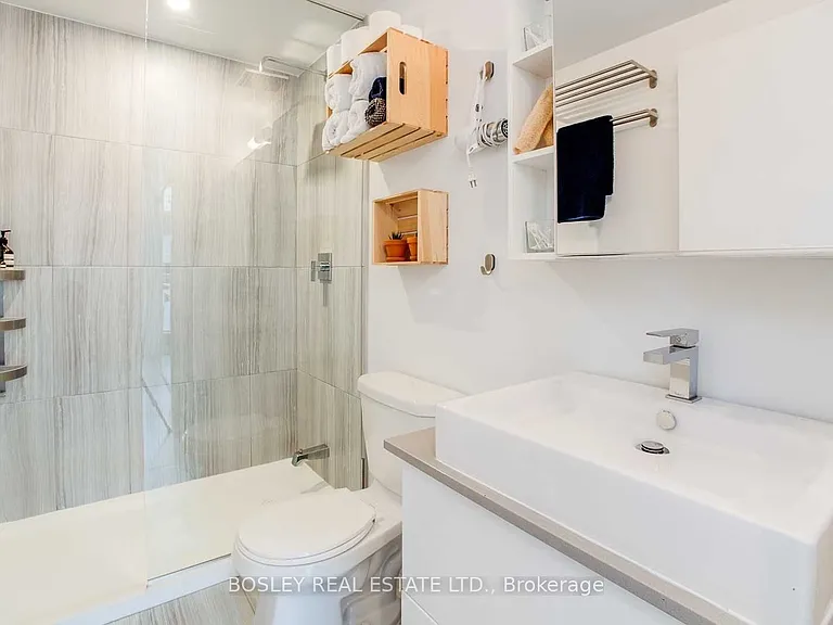 38 Howard Park Ave #528 — Photo 9