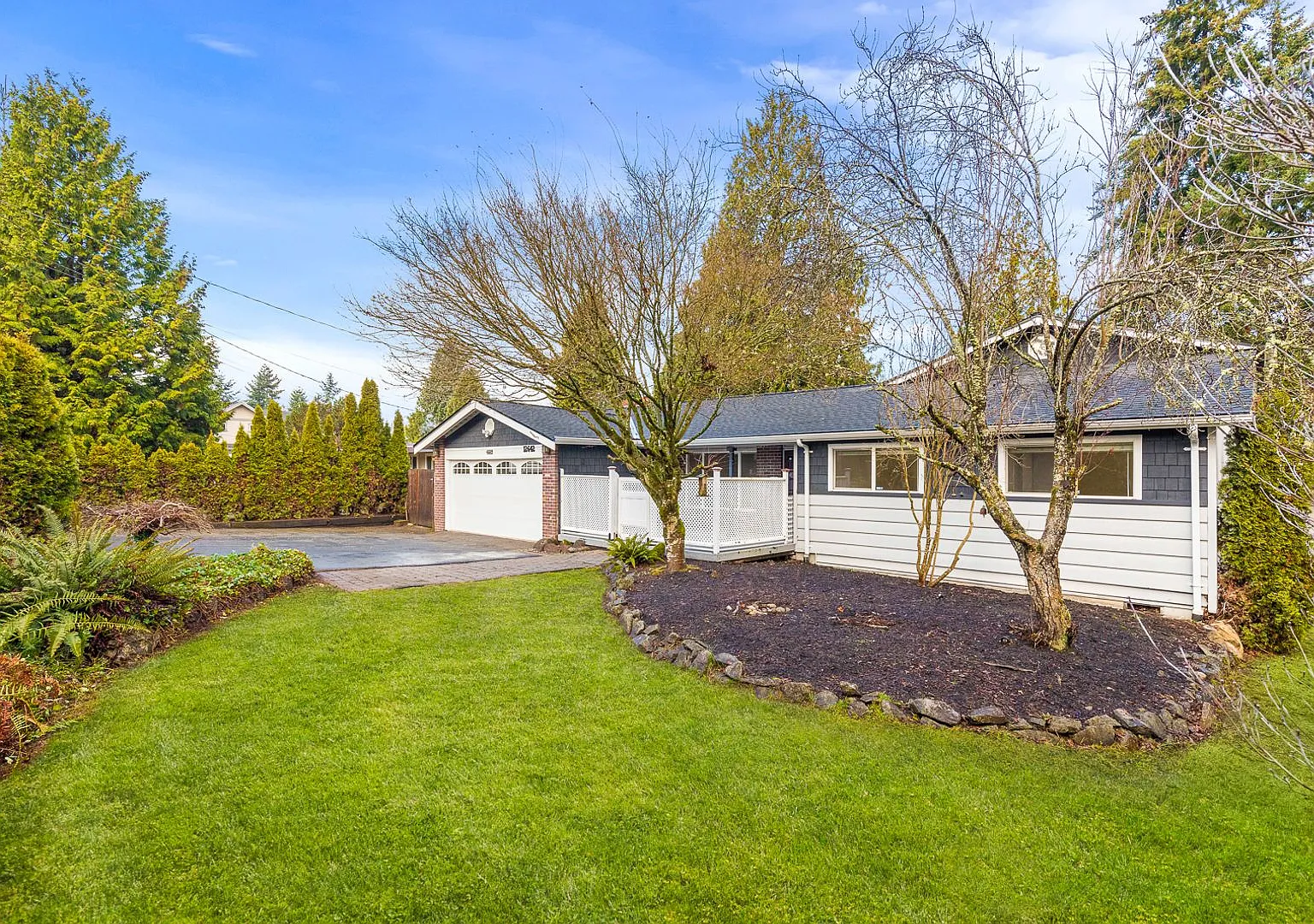 South Rose Hill 4 Bedroom with Entertainment Deck — Photo 3