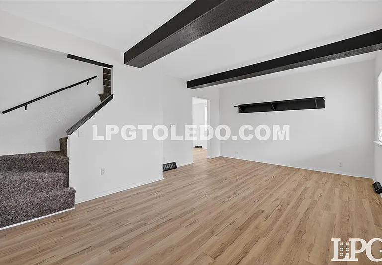 921 Berry St — Photo 9