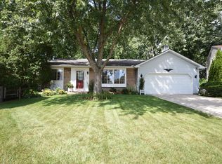 1006 Summerfield Dr, Roselle, IL 60172